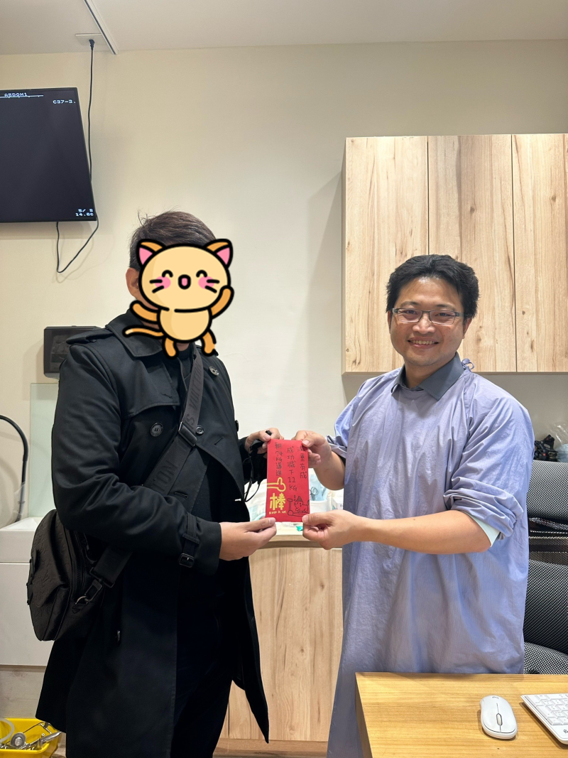 恭喜成功減重，畫面為個案與康澄診所院長的合影。